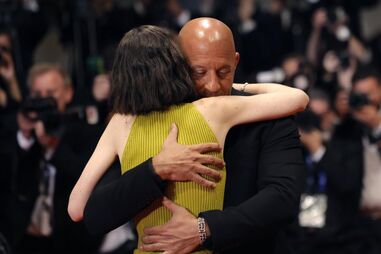 Vin Diesel emociona-se em Cannes, reencontra elenco de 'Velocidade Furiosa' e homenageia Paul Walker