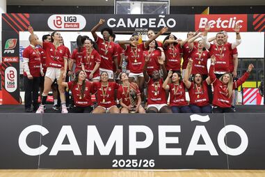 Benfica é o primeiro tricampeão português de basquetebol feminino