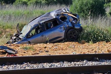 Carro abalroado por comboio em Portimão. Há um morto e quatro feridos