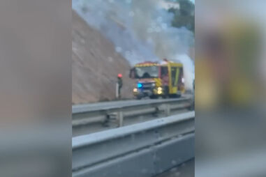Carro consumido pelas chamas na A9 CREL em Loures