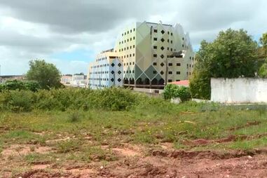 Dificuldades económicas interrompem obras de edifício em Alcobaça concebido pelo arquiteto Tomás Fonseca