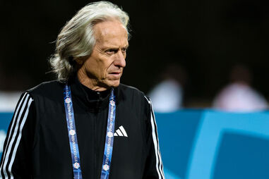 Jorge Jesus reage junto ao banco de suplentes do Al Nassr