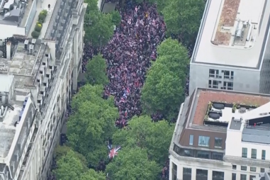 Milhares de pessoas manifestam-se em Londres em marchas de extrema-direita e pró-Palestina separadas pela polícia