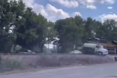 Imagens mostram colisão entre camião cisterna e comboio que viajava a alta velocidade nos EUA 