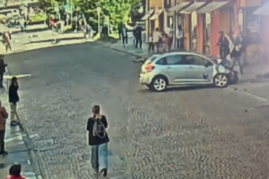 O momento em que homem atropela dez pessoas e tenta fugir em Itália