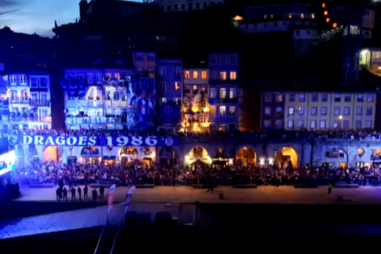 Euforia e fogo de artifício: Imagens de drone mostram festejos na zona da Ribeira do Porto