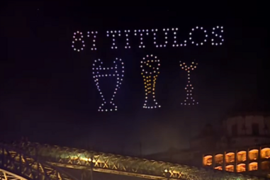 Espetáculo de drones ilumina o céu do Porto em dia de festejos
