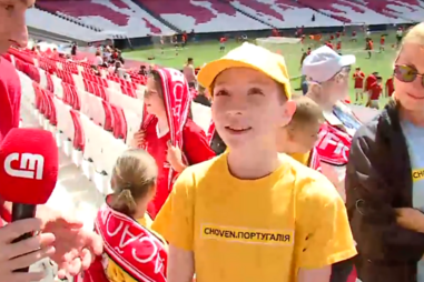 Sem alarmes e felizes: Crianças ucranianas visitam Estádio da Luz 