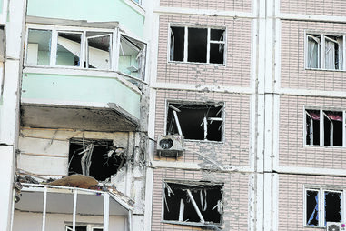 Prédio de apartamentos danificado após ataque com drones nos arredores de Moscovo