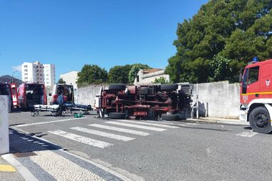 Viatura dos bombeiros despista-se a caminho de incêndio na Figueira da Foz. Há cinco feridos
