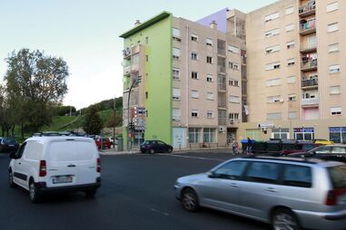 Elevadores avariados em prédio municipal de sete andares no Bairro da Avenida de Ceuta Sul