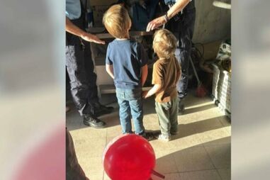Pai de meninos abandonados já está em Portugal: ainda não sabe se pode regressar a França com os filhos
