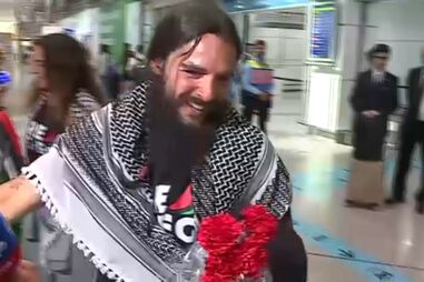 Médico português detido por Israel na flotilha chega ao aeroporto do Porto