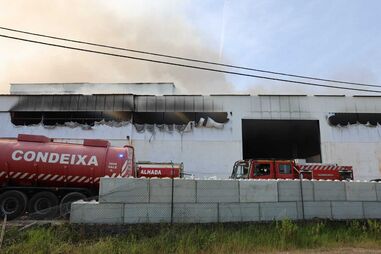 Incêndio ativo em empresa de reciclagem de plásticos em Coimbra