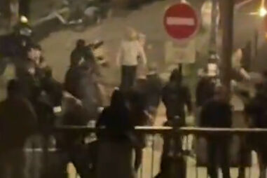 Cadeiras no ar e garrafas partidas: Vídeo mostra violência entre adeptos do Nice