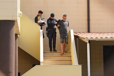 Padrasto de irmãos franceses abandonados esteve 12 horas em direto nas redes sociais antes de ser preso pela GNR