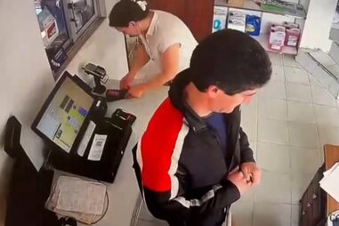 Novas imagens mostram mãe que abandonou filhos franceses a pagar com multibanco em bomba de gasolina em Portugal
