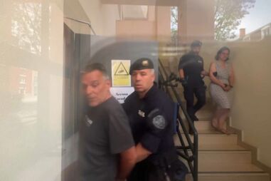Casal francês sai do Tribunal