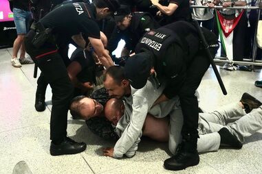 Chegada dos ativistas bascos ao aeroporto espanhol