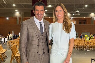 Luís Figo e Helen Svedin viram a filha mais velha receber diploma