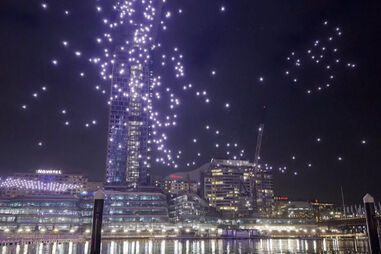 Espetáculo de luzes no céu corre mal e dezenas de drones caem descoordenados durante festival em Sydney 