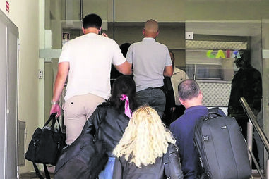 Vários inspetores da Polícia Judiciária entraram na empresa às 09h00