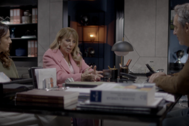 Luz (Alexandra Lencastre) convoca uma reunião com Vítor (Diogo Infante) e Simone (Susana Arrais)