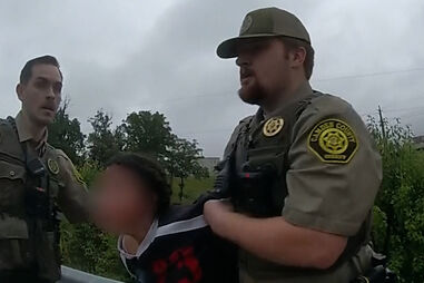 ‘Bodycam’ capta perseguição e detenção de jovem de 15 anos que fugiu de centro de saúde mental nos EUA