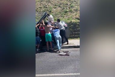Carro capota na Avenida Marechal Gomes da Costa