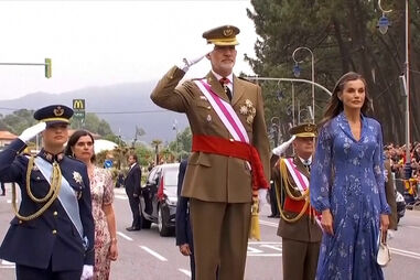 Rei de Espanha participa na parada militar anual do Dia das Forças Armadas
