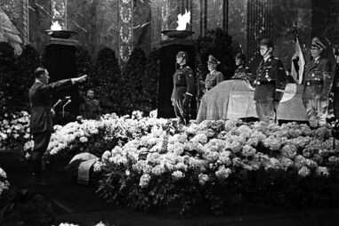 Hitler nas cerimónias fúnebres de Heydrich, o 'Carniceiro de Praga', em Berlim
