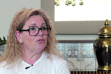 “Parecia uma boneca de trapos, não se mexia”: mãe de mulher com doença rara relata momentos difíceis