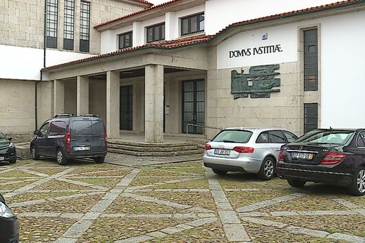 Tribunal de Valença aplicou a prisão domiciliária a mulher que atacou outra à facada