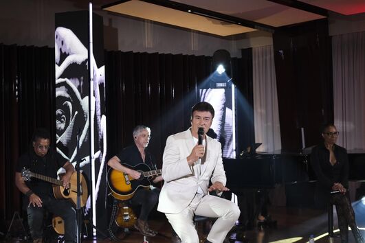 Tony Carreira cantou no seu estúdio