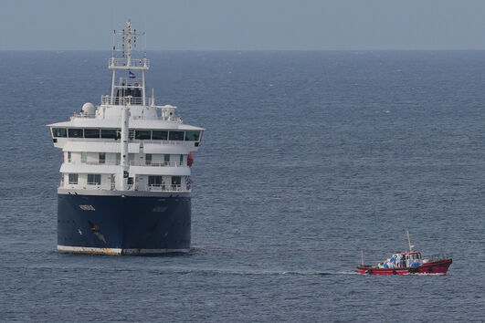 Navio com surto de hantavírus