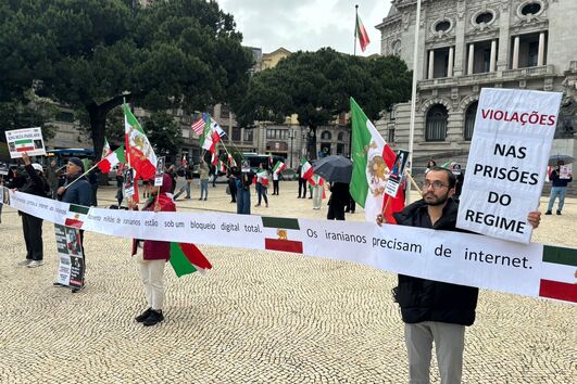 Pedem ainda a expulsão do embaixador do Irão em Portugal e o reconhecimento do príncipe Reza Pahlavi como líder do período de transição.