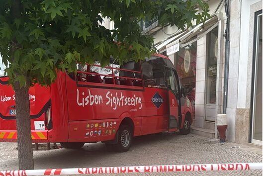 Autocarro despista-se contra loja nos Restauradores