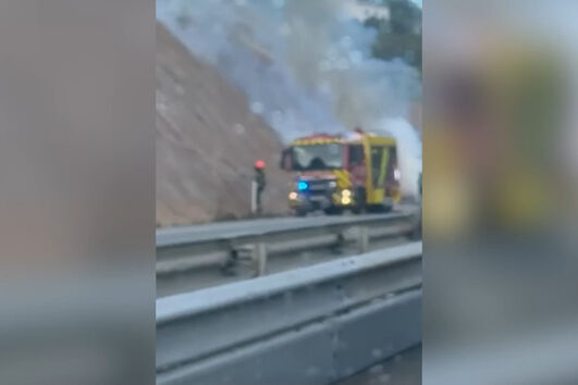 Carro consumido pelas chamas na A9 CREL em Loures
