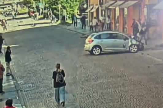 O momento em que homem atropela dez pessoas e tenta fugir em Itália