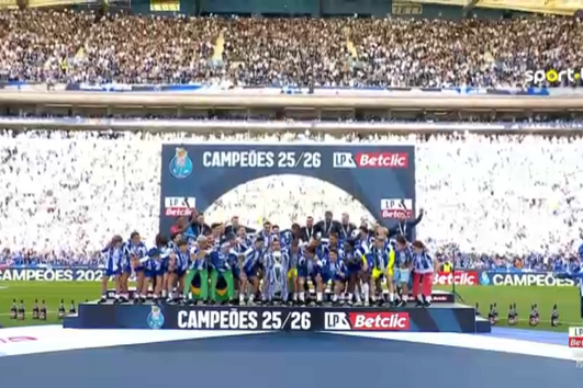 O momento em que o FC Porto ergue a taça de campeão nacional no Estádio do Dragão