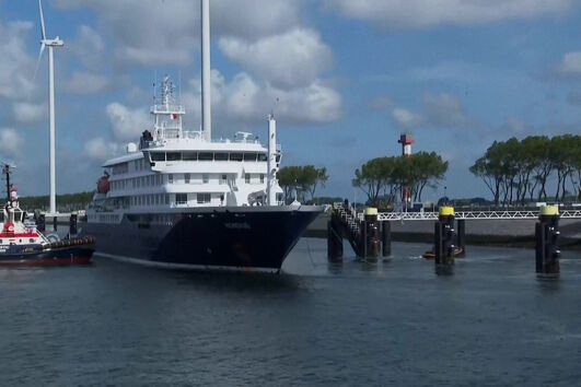 Navio cruzeiro atingido por surto de hantavírus atraca no porto de Roterdão