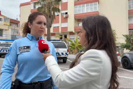 Ladrões partem vidro para entrar em restaurante no Seixal, não conseguem furtar nada e acabam perseguidos pela PSP   