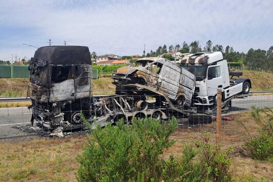 Camião que transportava carro arde na A4 em Penafiel