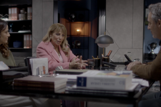 Luz (Alexandra Lencastre) convoca uma reunião com Vítor (Diogo Infante) e Simone (Susana Arrais)