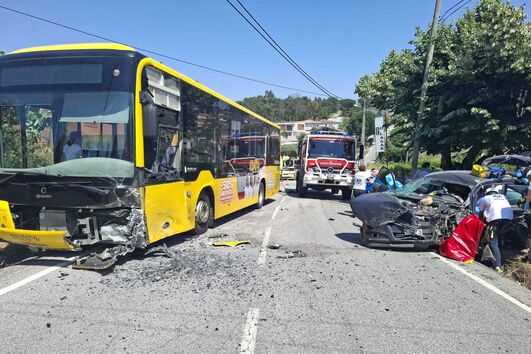 Colisão entre autocarro e carro fere criança e encarcera condutor em Viseu