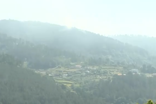 Sete dezenas de operacionais combatem chamas em Vila Real