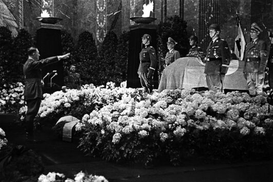 Hitler nas cerimónias fúnebres de Heydrich, o 'Carniceiro de Praga', em Berlim