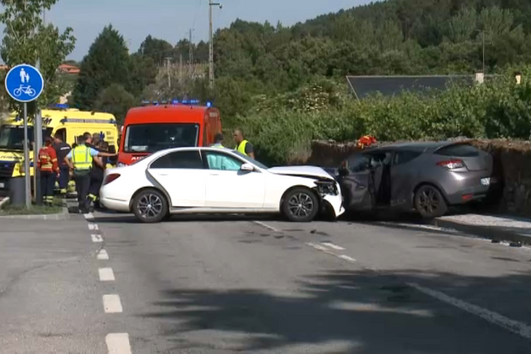 Nove feridos em colisão entre dois carros em Moimenta da Beira
