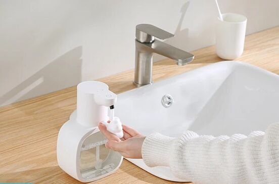Dispensador automático de sabão promete higiene sem toque acessível