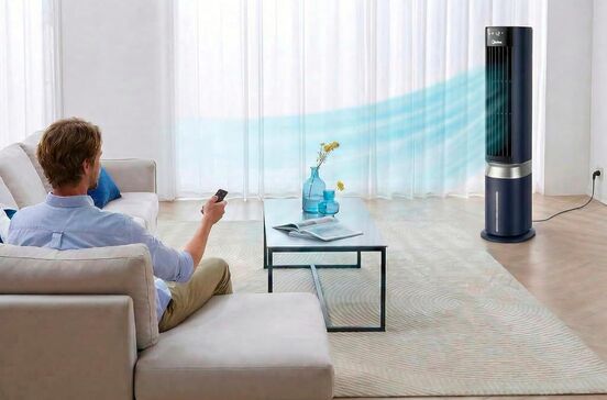 Homem usa climatizador Midea 3 em 1 com controlo remoto e sensi cool ai em casa